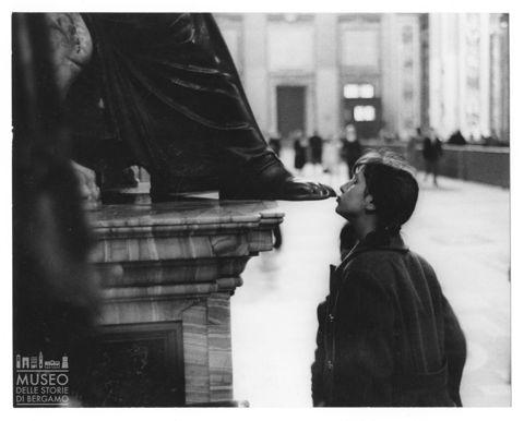 Devota nella basilica vaticana di San Pietro