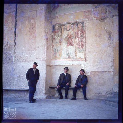 Ritratto di tre uomini sotto il portico della chiesa parrocchiale di San Giacomo Maggiore Apostolo ad Averara