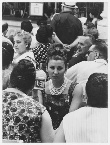 Ritratto di una donna nella folla a Montecatini Terme