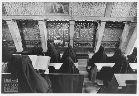 Monache in preghiera nel monastero di San Benedetto a Bergamo