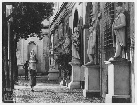 Scena di vita quotidiana davanti a un palazzo di Savona