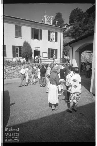 Fuori dal Municipio di Morterone