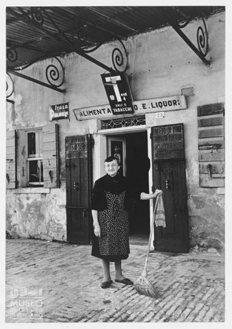 Ritratto di una donna fuori da un negozio di Polesella