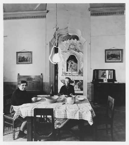 Ritratto di due donne nella sala da pranzo della casa padronale di Corte Villana a Torricella