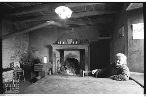 Ritratto di donna in interno a Regorda presso Corna Imagna