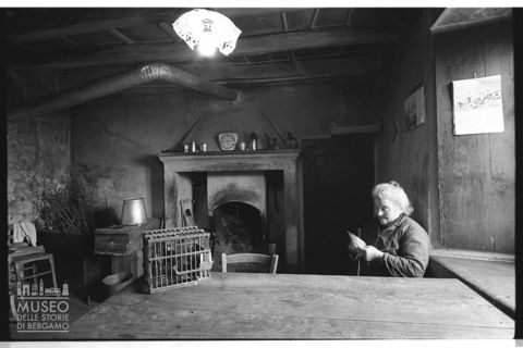 Ritratto di donna in interno a Regorda presso Corna Imagna