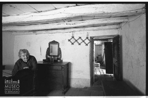 Ritratto di donna in interno a Regorda presso Corna Imagna