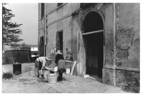 Due lavandaie alla Corte Quaranta a Torricella