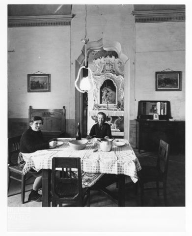 Ritratto di due donne nella sala da pranzo della casa padronale di Corte Villana a Torricella