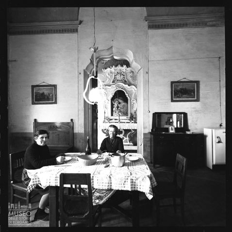 Ritratto di due donne nella sala da pranzo della casa padronale di Corte Villana a Torricella