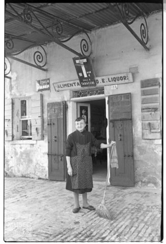 Ritratto di una donna fuori da un negozio di Polesella