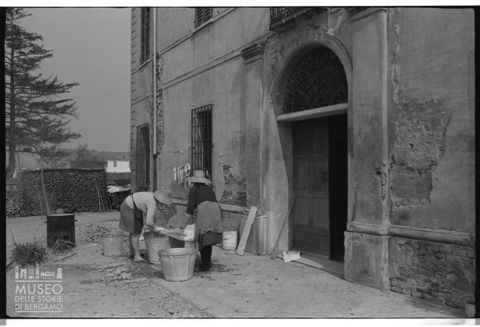 Due lavandaie alla Corte Quaranta a Torricella