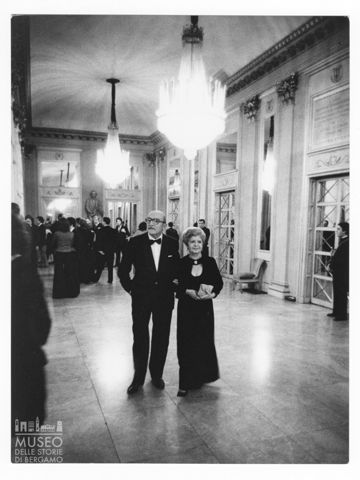 Spettatori nel foyer del Teatro alla Scala di Milano
