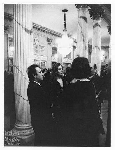 Spettatori nel foyer del Teatro alla Scala di Milano