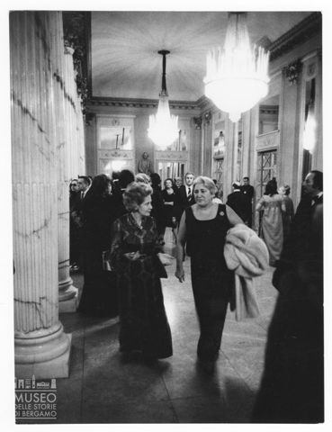 Spettatori nel foyer del Teatro alla Scala di Milano