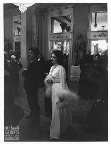 Spettatori nel foyer del Teatro alla Scala di Milano