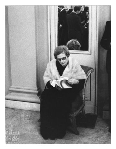Ritratto di una spettatrice nel foyer del Teatro alla Scala di Milano