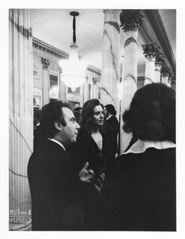 Spettatori nel foyer del Teatro alla Scala di Milano
