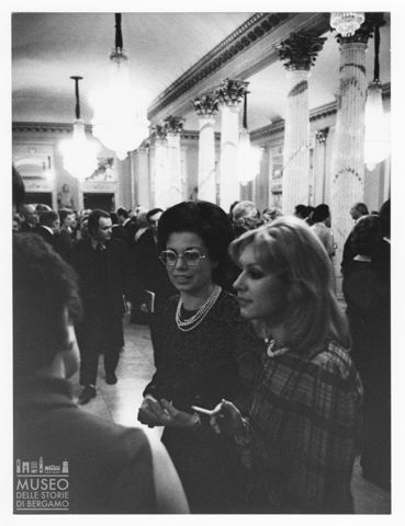 Spettatori nel foyer del Teatro alla Scala di Milano
