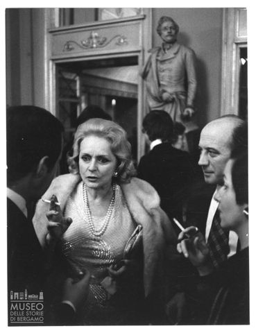 Spettatori nel foyer del Teatro alla Scala di Milano