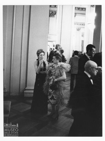 Spettatori nel foyer del Teatro alla Scala di Milano