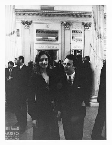 Spettatori nel foyer del Teatro alla Scala di Milano