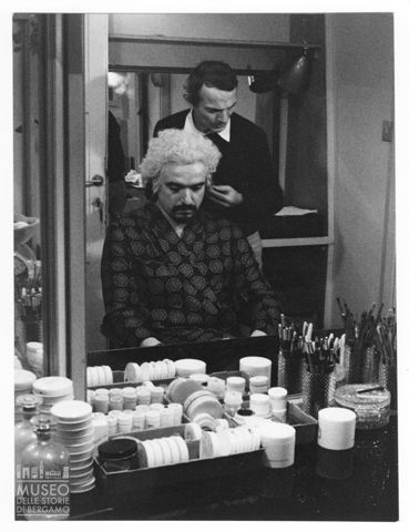Ritratto di Ruggero Raimondi durante la preparazione nel camerino del Teatro alla Scala di Milano