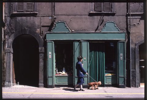 Scena di vita quotidiana in via Pignolo a Bergamo