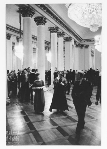Spettatori nel foyer del Teatro alla Scala di Milano