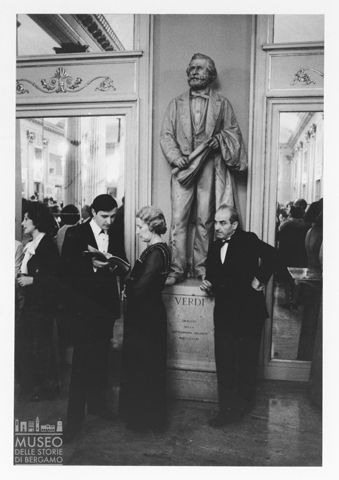 Spettatori nel foyer del Teatro alla Scala di Milano