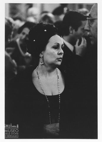 Ritratto di una spettatrice nel foyer del Teatro alla Scala di Milano