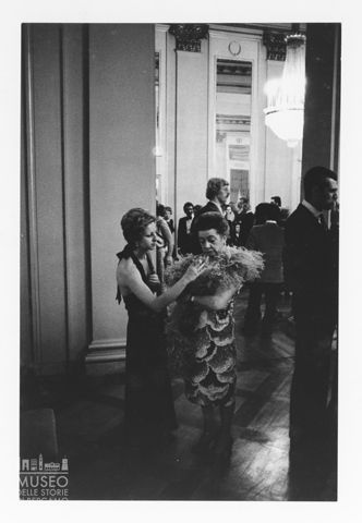 Spettatori nel foyer del Teatro alla Scala di Milano