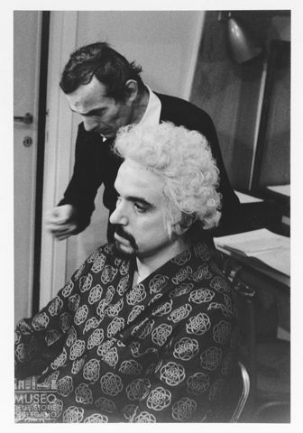 Ritratto di Ruggero Raimondi durante la preparazione nel camerino del Teatro alla Scala di Milano