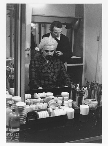 Ritratto di Ruggero Raimondi durante la preparazione nel camerino del Teatro alla Scala di Milano