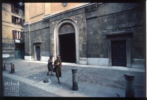 Scena di vita quotidiana in via Colleoni a Bergamo