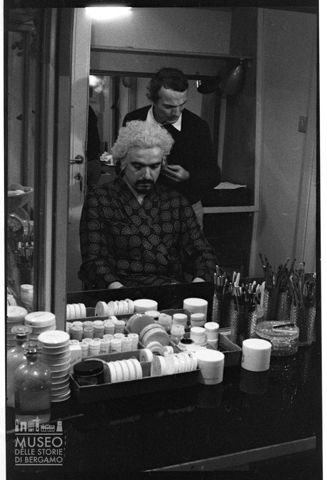Ritratto di Ruggero Raimondi durante la preparazione nel camerino del Teatro alla Scala di Milano