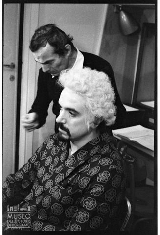 Ritratto di Ruggero Raimondi durante la preparazione nel camerino del Teatro alla Scala di Milano