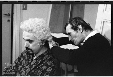 Ritratto di Ruggero Raimondi durante la preparazione nel camerino del Teatro alla Scala di Milano