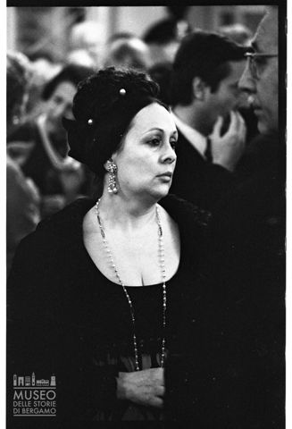 Ritratto di una spettatrice nel foyer del Teatro alla Scala di Milano