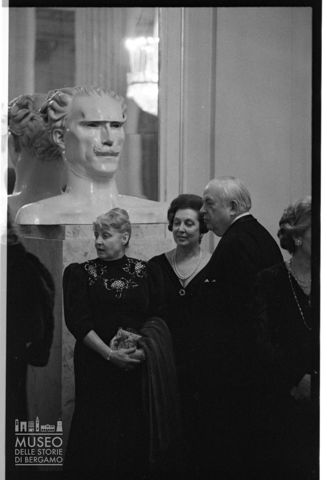 Spettatori nel foyer del Teatro alla Scala di Milano