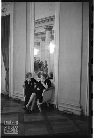 Spettatrici nel foyer del Teatro alla Scala di Milano