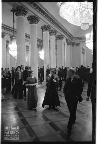 Spettatori nel foyer del Teatro alla Scala di Milano