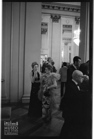 Spettatori nel foyer del Teatro alla Scala di Milano