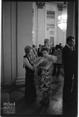 Spettatori nel foyer del Teatro alla Scala di Milano