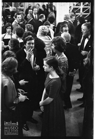 Spettatori nel foyer del Teatro alla Scala di Milano