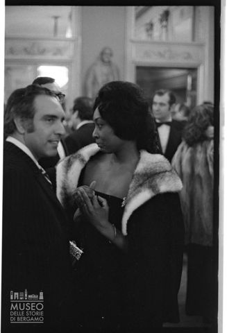 Ritratto di una spettatrice nel foyer del Teatro alla Scala di Milano