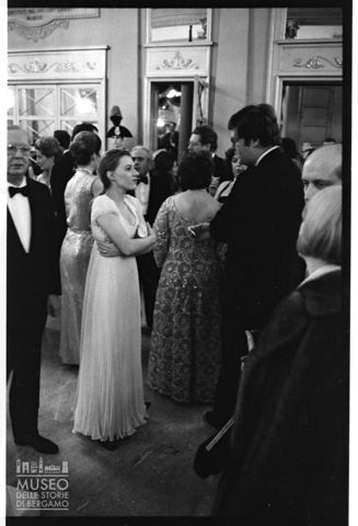 Spettatori nel foyer del Teatro alla Scala di Milano