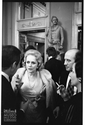 Spettatori nel foyer del Teatro alla Scala di Milano