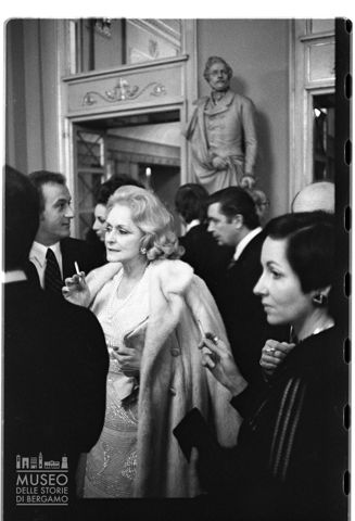 Spettatori nel foyer del Teatro alla Scala di Milano