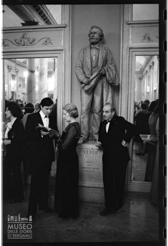 Spettatori nel foyer del Teatro alla Scala di Milano